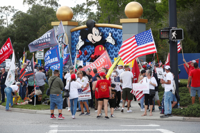플로리다주의 ‘게이언급금지법’ 지지자들이 지난 16일 플로리다주 올랜도의 월트 디즈니 월드에서 법안 찬성 시위를 하고 있다. 로이터연합뉴스