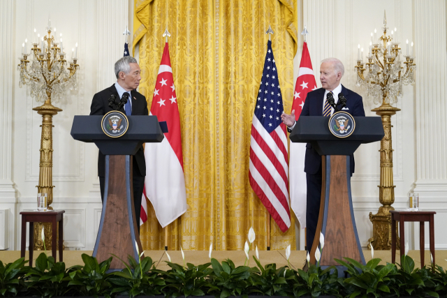 조 바이든(오른쪽) 미국 대통령과 리셴룽 싱가포르 총리가 지난달 29일(현지 시간) 백악관에서 정상회담 직후 공동 기자회견을 진행하고 있다. /연합뉴스
