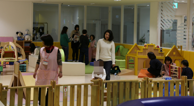 일본 도야마(富山)시 '어린이 프라자'에 위치한 놀이 공간 '고도모 히로바'에서 부모들이 자녀와 놀이 활동을 하고 있다. /연합뉴스