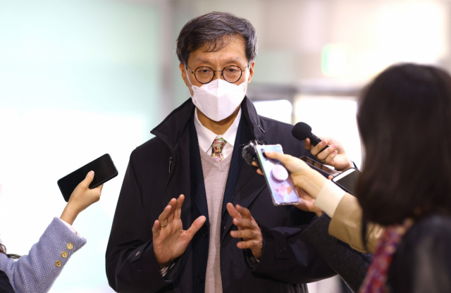 이창용 한국은행 총재 후보자가 1일 서울 중구 부영태평빌딩 인사청문회 사무실로 출근하며 기자들의 질문에 답변하고 있다. 연합뉴스