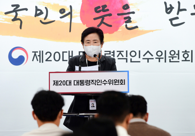 신용현 20대 대통령직 인수위원회 대변인이 18일 오후 서울 종로구 통의동 인수위 공동기자회견장에서 정례 브리핑을 하고 있다. 권욱 기자