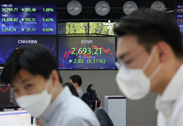 18일 서울 중구 하나은행 딜링룸에서 직원들이 업무를 보고 있다. 연합뉴스