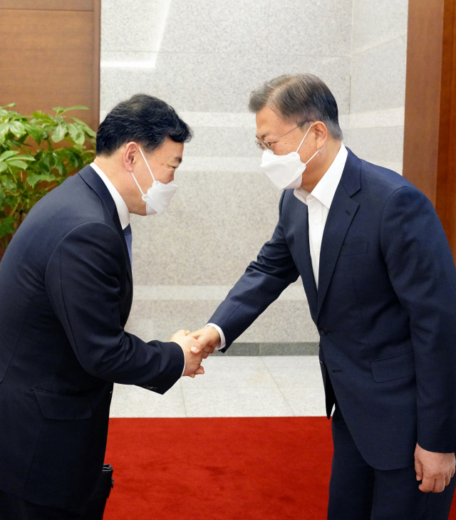 문재인 대통령이 18일 청와대 여민관 집무실 앞에서 김오수 검찰총장과 악수하고 있다. /연합뉴스