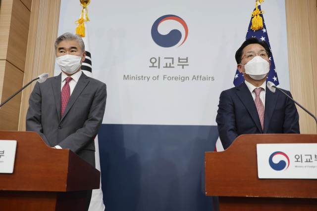 노규덕 한반도평화교섭본부장(오른쪽)과 성 김 미국 국무부 대북특별대표가 18일 오후 서울 도렴동 외교부 청사에서 한미 북핵수석대표 협의를 마치고 발표하고 있다./연합뉴스