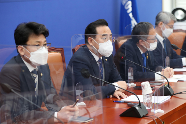 박홍근(왼쪽 두 번째) 더불어민주당 박홍근 원내대표가 18일 서울 여의도 국회에서 열린 현안 기자간담회에서 발언하고 있다. 성형주 기자