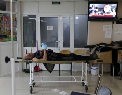 17일(현지 시간) 우크라이나 루한스크주 세베로도네츠크에서 폭격의 여파로 파편을 맞은 남성이 병원 입원실에 누워 있다. AFP연합뉴스