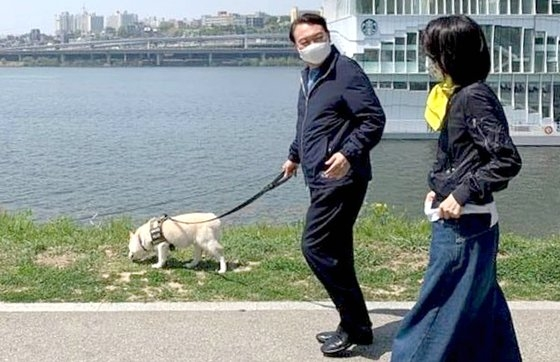 윤석열 대통령 당선인 내외가 반포한강공원을 산책하고 있다. 김건희여사 공식팬카패 '건사랑' 캡처