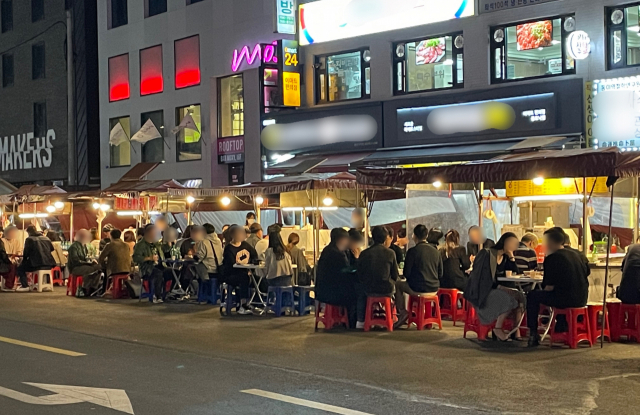 사회적 거리두기 해제 첫날인 18일 저녁 서울 종로구 익선동 포장마차에 손님들이 가득 차 있다. 박신원 기자