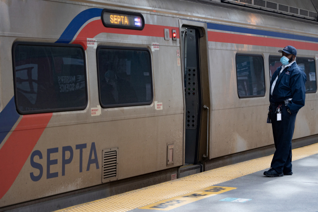 18일(현지시간) 미국 펜실베이니아주 필라델피아의 한 지하철역에서 역무원이 마스크를 착용한 채 근무하고 있다. 로이터연합뉴스