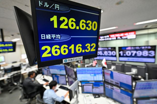 18일(현지시간) 도쿄 한 금융사 전광판에 엔달러 환율 현황이 보여지고 있다. AFP연합뉴스