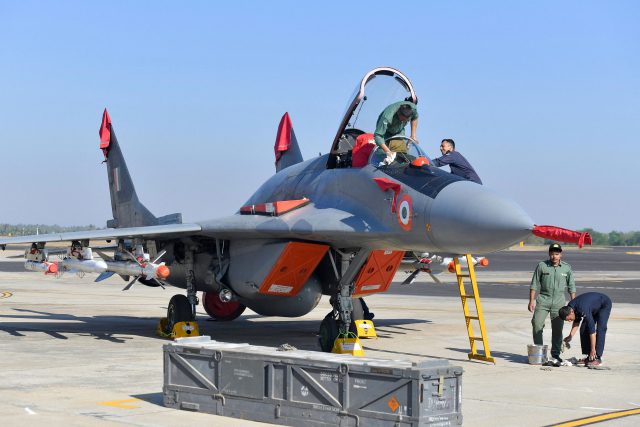 지난 2019년 2월 18일 인도에서 MiG 29기를 점검하고 있는 근로자들. AFP 연합뉴스