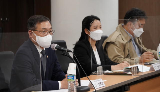 최병암(왼쪽 첫번째) 산림청장이 제4기 정원정책 자문위원을 위촉하고 간담회를 갖고 있다. 사진제공=산림청