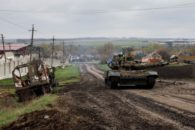 14일(현지 시간) 우크라이나 동부 소도시 후사리우카에 파괴된 탱크와 군사차량이 버려져 있다. 로이터연합뉴스