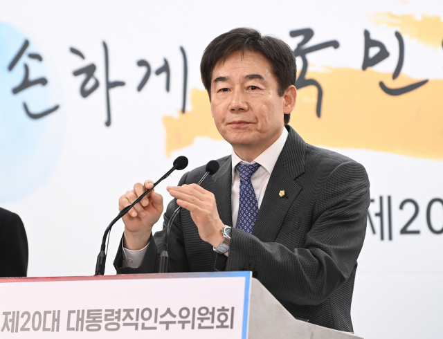 이용호 정무사법행정분과 간사가 15일 오전 서울 종로구 통의동 대통령직인수위원회 브리핑룸에서 마이크를 조정하고 있다. 권욱 기자