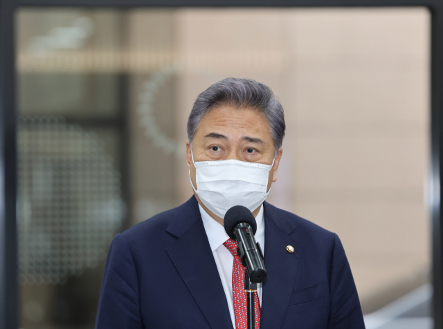 박진 외교부 장관 후보자가 18일 오전 서울 종로구의 한 빌딩에 마련된 인사청문회 준비 사무실로 출근하며 취재진의 질문에 답하고 있다./연합뉴스