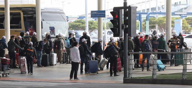 '사회적 거리 두기' 전면 해제 첫날인 18일 영종도 인천국제공항 제1여객터미널에서 해외 입국자들이 버스로 이동하고 있다. 연합뉴스