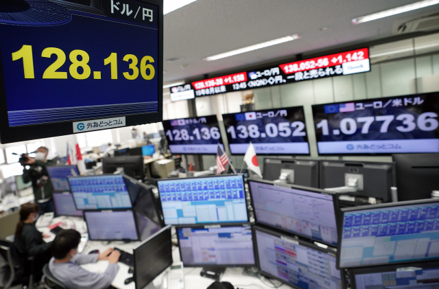 19일 일본 도쿄에 있는 금융사 전광판에 엔달러 환율이 달러당 128엔을 넘었다는 시황이 띄워져 있다. EPA연합뉴스