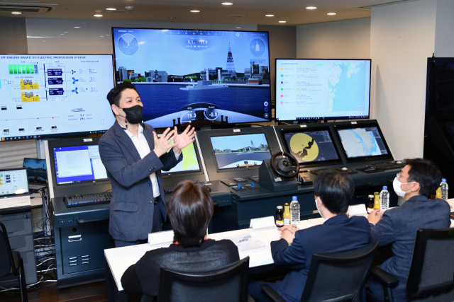 한국조선해양 관계자가 19일 경기도 판교에서 열린 자율운항 선박 시운전 기술을 설명하고 있다.