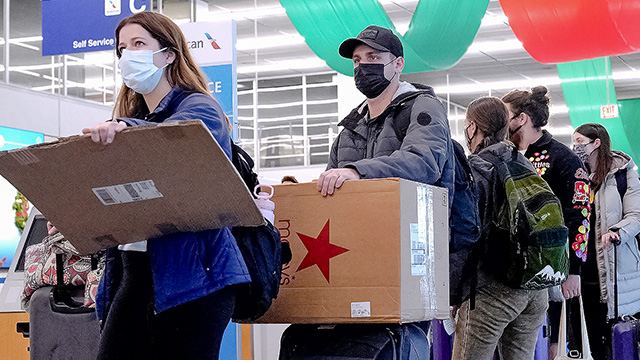 오헤어 국제공항에서 마스크를 쓴 승객들이 줄지어 서 있다. AP연합뉴스