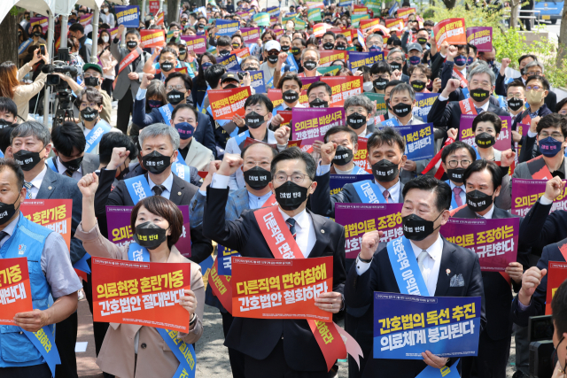 윤 당선인 약속한 '간호법' 제정 첩첩산중…의협 등 보건의료단체 10곳 '결사 반대'