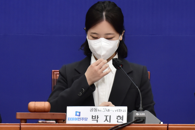 박지현 더불어민주당 공동비상대책위원장이 지난 18일 국회에서 열린 비상대책위원회 회의에서 마스크를 고쳐 쓰고 있다. /성형주 기자