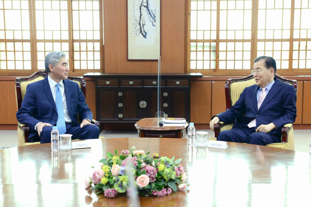 정의용 외교부 장관(오른쪽)이 19일 외교부 청사에서 성 김 미국 국무부 대북특별대표를 접견하고 있다./외교부