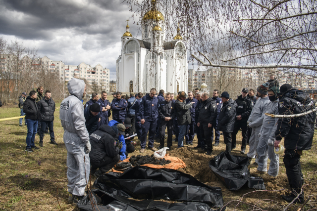 러시아군의 전쟁범죄 수사를 위해 우크라이나를 방문한 프랑스 법의학팀이 지난 12일(현지시간) 수도 키이우(키예프) 외곽 부차의 민간인 희생자 집단 매장지를 조사하고 있다. AP연합뉴스