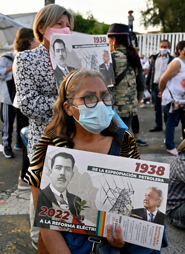 17일(현지시간) 안드레스 마누엘 로페스 오브라도르 멕시코 대통령을 지지하는 국민들이 멕시코시티 의회 밖에서 정부의 영향력을 확대하는 에너지 부문 개혁안에 찬성하는 시위를 벌이고 있다. AFP연합뉴스