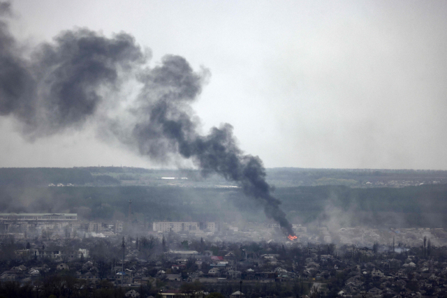 18일(현지 시간) 우크라이나 동부 돈바스의 루한스크주 루비즈네 시내에서 러시아군의 공격을 받은 지점으로부터 검은 연기가 솟구치고 있다. AFP연합뉴스