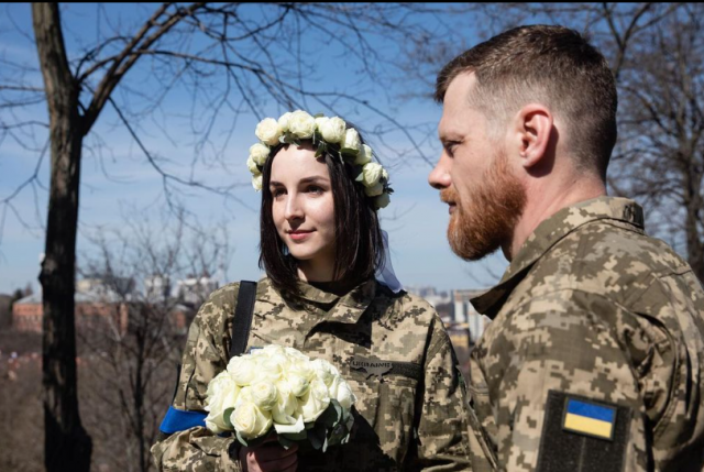 우크라이나 군인 아나스타시아 모키나(왼쪽)과 뱌체슬라프 코크류크가 7일(현지시간) 키이우의 한 공원에서 조촐한 결혼식을 올렸다. 트위터 캡처