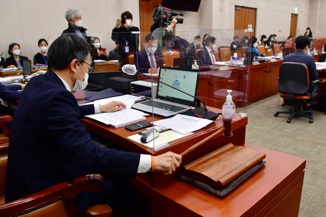 19일 국회에서 열린 법제사법위원회 법안심사제1소위원회 회의에서 박주민 위원장이 의사봉을 두드리고 있다. /성형주 기자