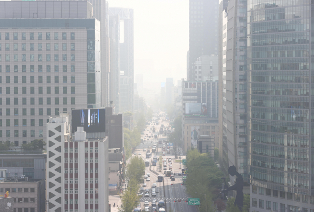 19일 오전 서울 도심이 뿌옇게 보이고 있다. 연합뉴스