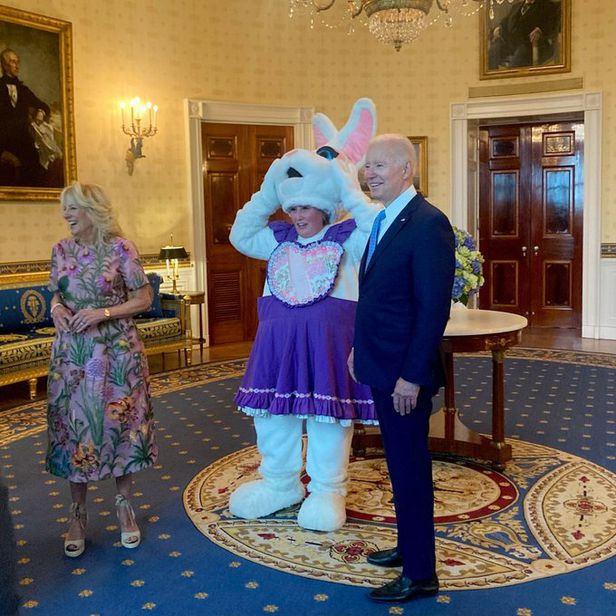 메건 헤이스 백악관 메시지기획국장이 자신의 트위터에 부활절 토끼 분장을 한 채 조 바이든 미국 대통령과 웃고 있는 사진을 공유했다. 트위터 캡처