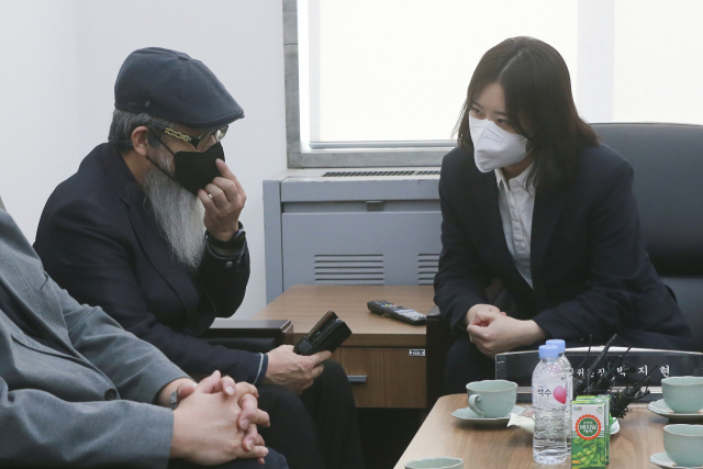 박지현, 이예람 유족 면담때 명패 휴대…국힘 '참신한 광경'