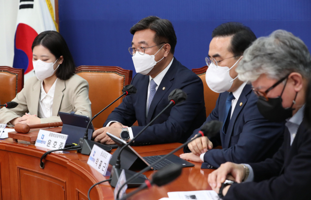 윤호중(왼쪽 두번째) 더불어민주당 공동비상대책위원장이 20일 국회에서 열린 당 비상대책위원회의에서 발언하고 있다. / 성형주 기자