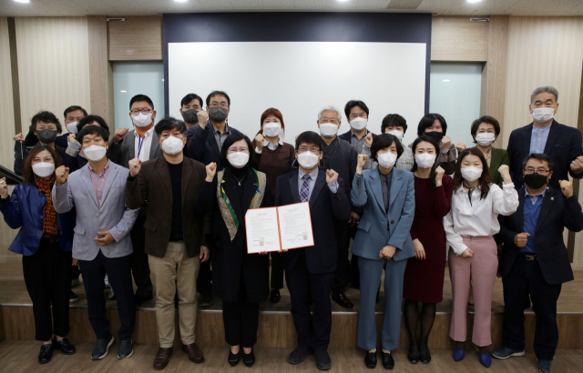 영산대학교가 최근 엘림종합복지센터와 산학협정을 체결하고 기념촬영을 하고 있다./사진제공=영산대