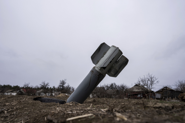 러시아군의 포격이 이뤄졌던 우크라이나 드니프로 인근의 야히드네 지역 내 주거지역에서 로켓탄 한 발이 땅에 박혀 있다. /AP·연합뉴스