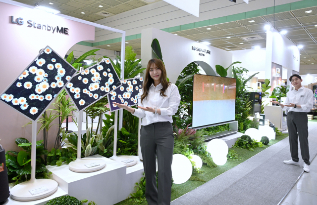 LG전자 관계자가 서울 코엑스에서 열린 월드IT쇼 2022 전시장에서 LG전자 제품 ‘스탠바이미’를 소개하고 있다.