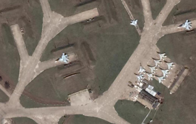 러시아 서부 쿠르스크 지역 군사시설에 전투기가 배치된 모습. 구글맵 캡처