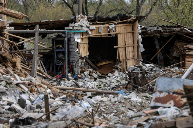 지난 16일(현지시간) 우크라이나 동부 지역의 한 주택가가 러시아군의 공격으로 파괴된 모습. AFP 연합뉴스