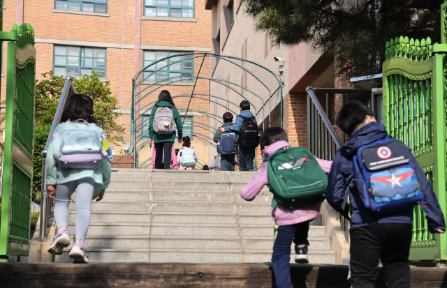 교육부가 전국 학교에 거리두기 해제와 일상 회복에 맞는 새 방역지침을 발표할 예정인 20일 서울의 한 초등학교에서 학생들이 등교하고 있다. 연합뉴스