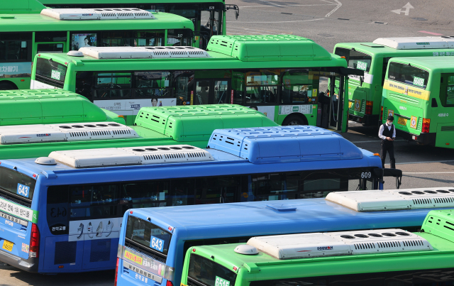 19일 서울 양천공영차고지 앞에 시내버스들이 대기하고 있다. 연합뉴스
