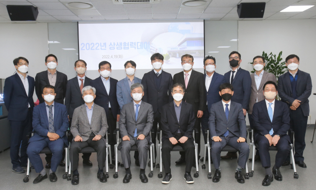 장덕현(앞줄 오른쪽 세번째) 삼성전기 사장이 지난 19일 개최한 ‘2022 상생협력데이’ 행사에서 협력사 대표들과 기념촬영하고 있다. 사진 제공=삼성전기