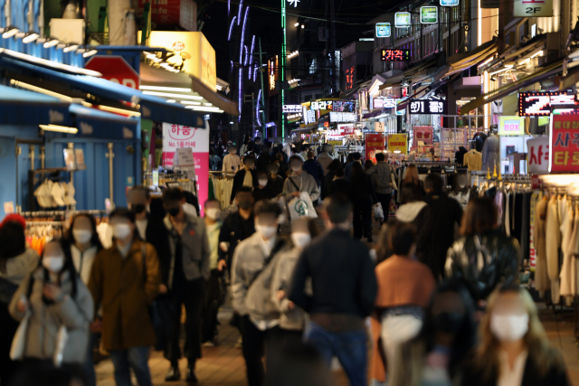 서울 홍대 거리 일대에서 시민들이 마스크를 쓴 채 이동하고 있다. 연합뉴스