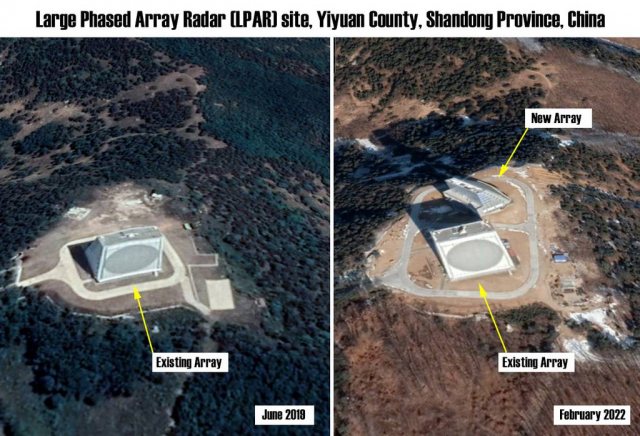 지난 2월 중국 산둥성 이안위현의 한 산지에 조성된 레이더 기지를 촬영한 민간 위성사진(막사 테크놀로지 제공). 2019년 6월엔 대만을 감시하는 레이더(왼쪽)만 있었는데, 지난 2월 촬영한 사진에선 한반도를 향해 새로운 레이더가 설치돼 있다. 디펜스뉴스 캡처