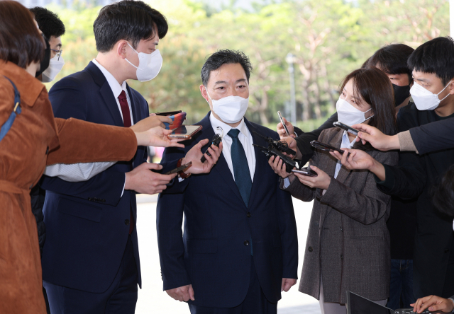 김오수 검찰총장이 20일 오전 서울 서초구 대검찰청 청사로 출근하며 취재진의 질문에 답하고 있다./연합뉴스