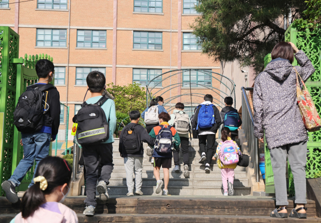 교육부가 다음 달부터 전국 학교의 전면 등교를 발표한 가운데 20일 서울의 한 초등학교에서 학생들이 등교하고 있다. 연합뉴스
