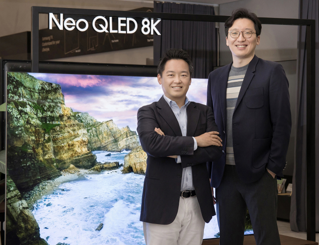 삼성전자 영상디스플레이사업부 제품기획그룹 소속 김종혁(왼쪽) 프로와 김원철 프로가 2022년형 '네오 QLED 8K' 제품을 소개하고 있다.