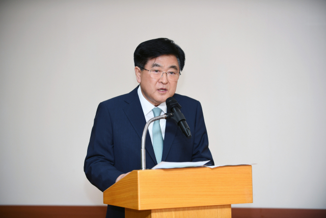 권오갑 현대중공업그룹 회장이 20일 열린 사장단 회의에서 거대한 위기가 몰려올 수 있다며 긴장해야 한다고 강조했다.