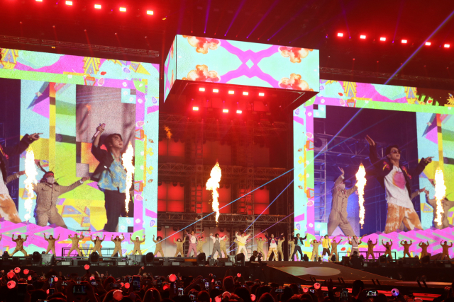 그룹 방탄소년단(BTS) 멤버들이 지난 8일 미국 라스베이거스 얼리전트 스타디움에서 'BTS 퍼미션 투 댄스 온 스테이지 - 라스베이거스' 콘서트 무대를 꾸미고 있다. 사진 제공=빅히트뮤직
